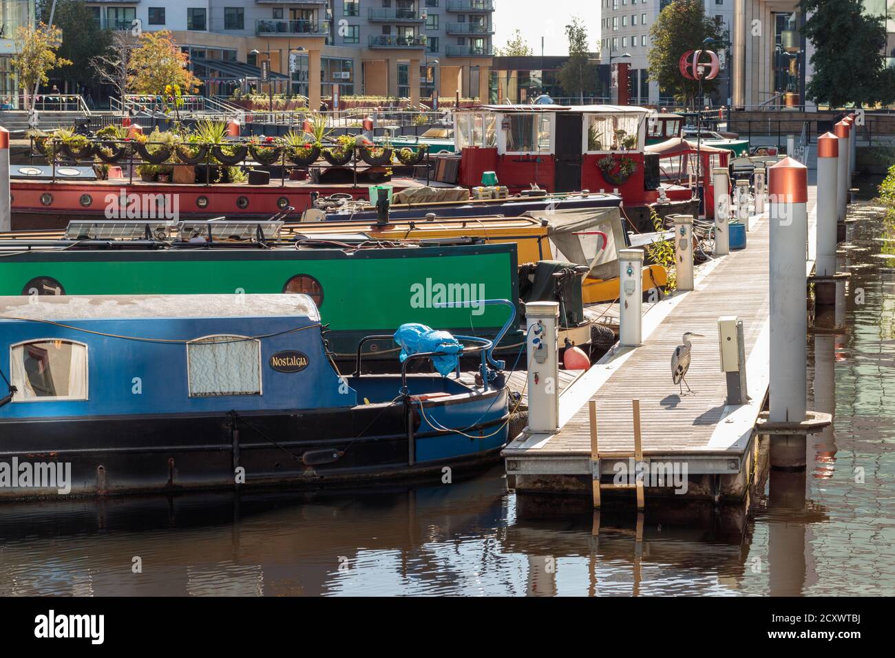 Vista delle persone non identificate e delle barche dei canali ormeggiate a Leeds Dock Foto Stock