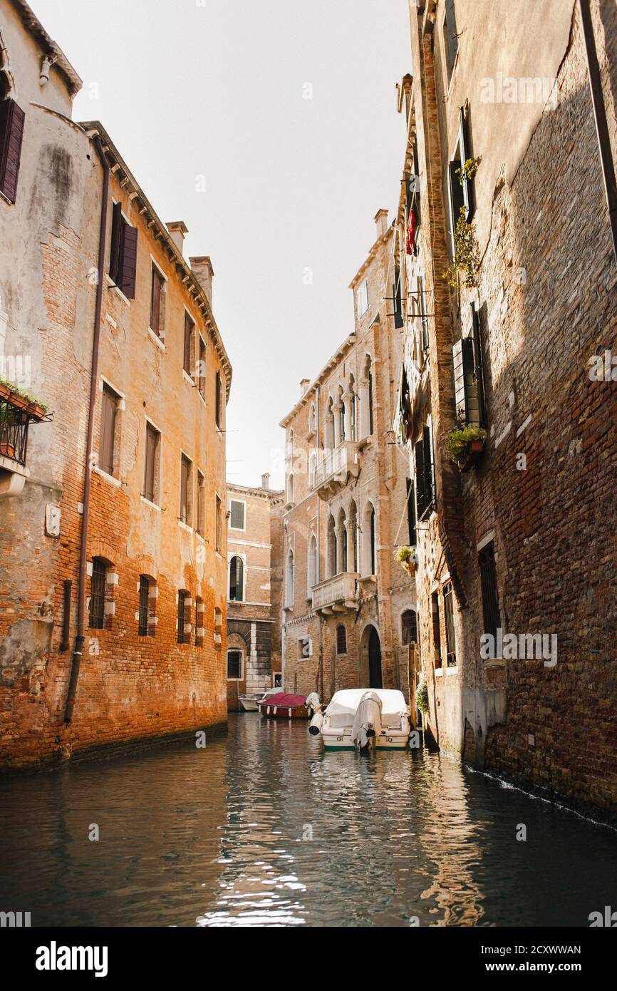 Vista sul canale di Venezia da una gondola, un giro all'interno dei piccoli e stretti canali di Venezia Foto Stock