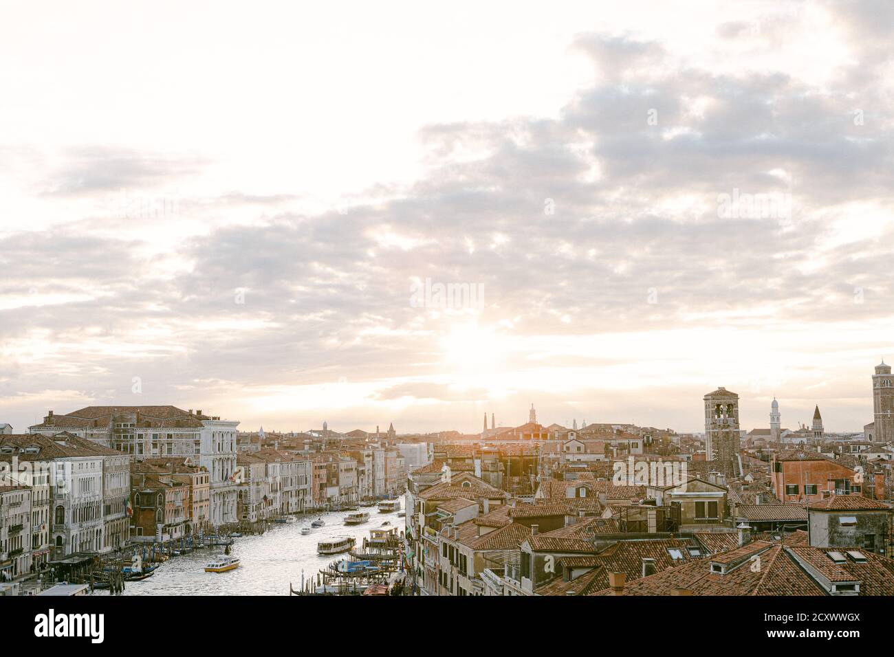 Vista sul Canal Grande di Venezia da una terrazza sopra la città A Fontego dei Tedeschi Foto Stock