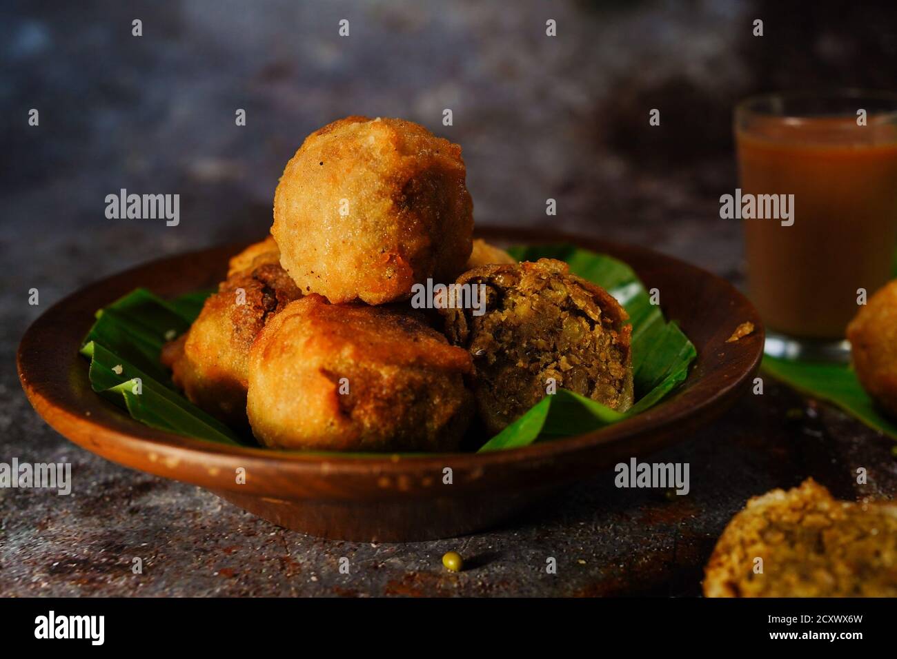 Sukhiyan - Kerala spuntino fritto a base di tè con ripieno di grammo verde, fuoco selettivo Foto Stock