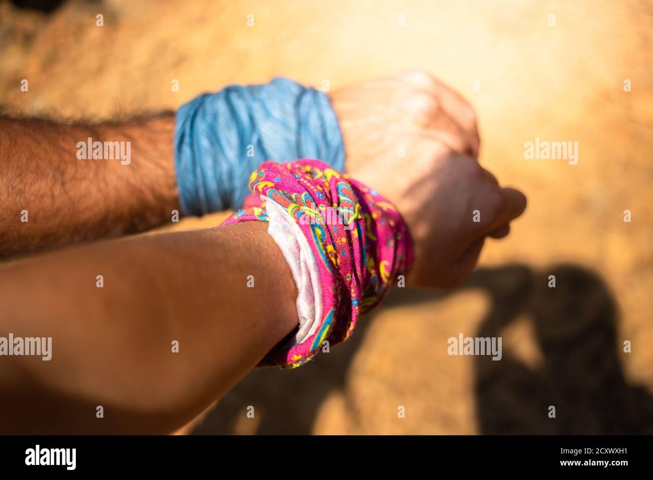 Coppia turistica attiva tenere le mani con gli appassionati a piedi con la luce del sole. Foto Stock