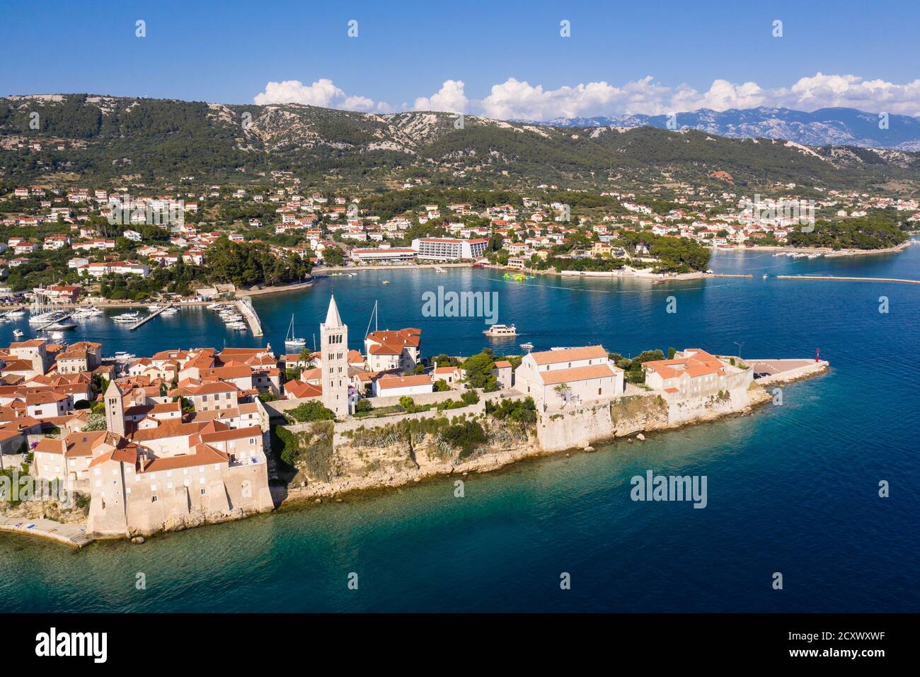 Vista aerea del centro storico di Rab sull'isola di Rab Lungo la costa dalmata in Croazia nei Balcani Foto Stock