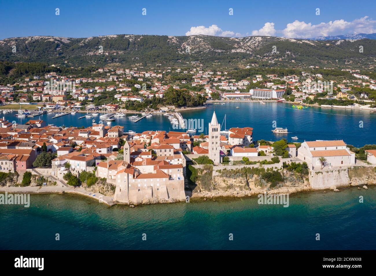 Vista aerea del centro storico di Rab sull'isola di Rab Lungo la costa dalmata in Croazia nei Balcani Foto Stock