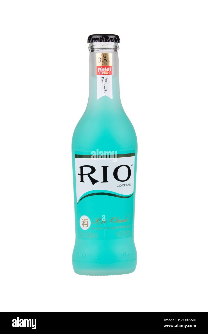 Guilin China, 25 maggio 2020 Rio cocktail è una bevanda cinese a base di alcopop isolata su sfondo bianco Foto Stock