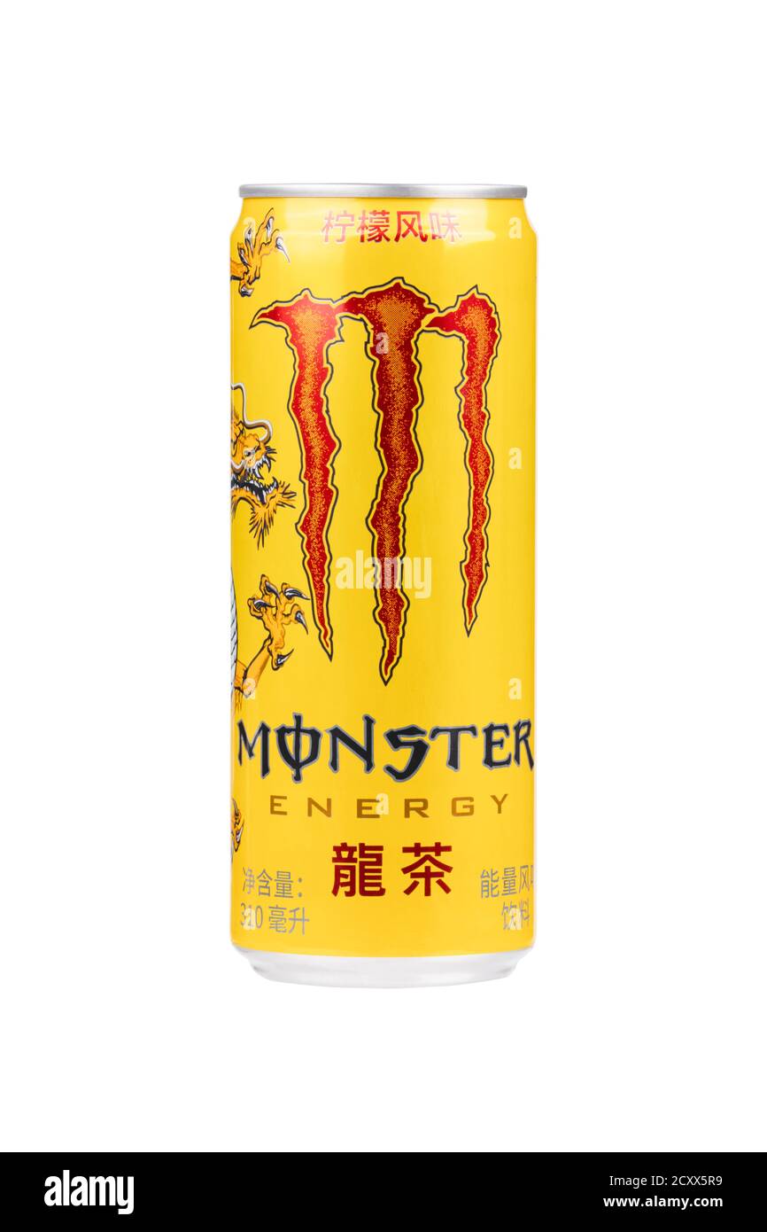 Guilin Cina 26 maggio 2020 UNA lattina di Monster Energy drink importato in Cina dagli Stati Uniti isolato su sfondo bianco Foto Stock