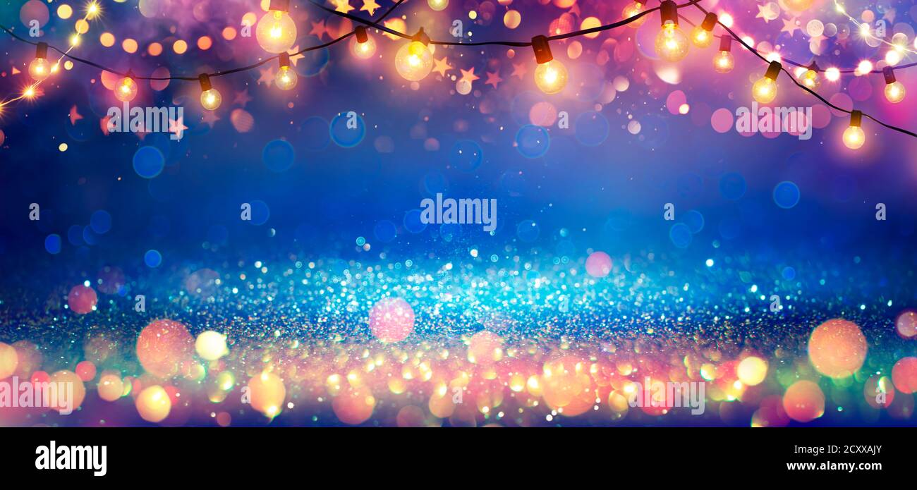 Abstract Christmas Party background - glitter dorati con effetto sfocato In brillante Notte e luci lampadina Foto Stock
