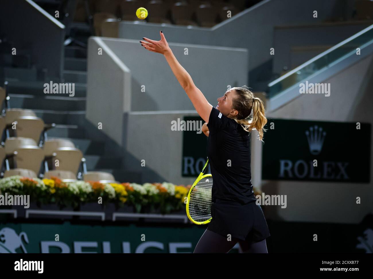 Aliaksandra Sasnovich della Bielorussia in azione contro Caroline Garcia di Francia durante il secondo round al Roland Garros 2020, Grand Slam Tennis tour Foto Stock