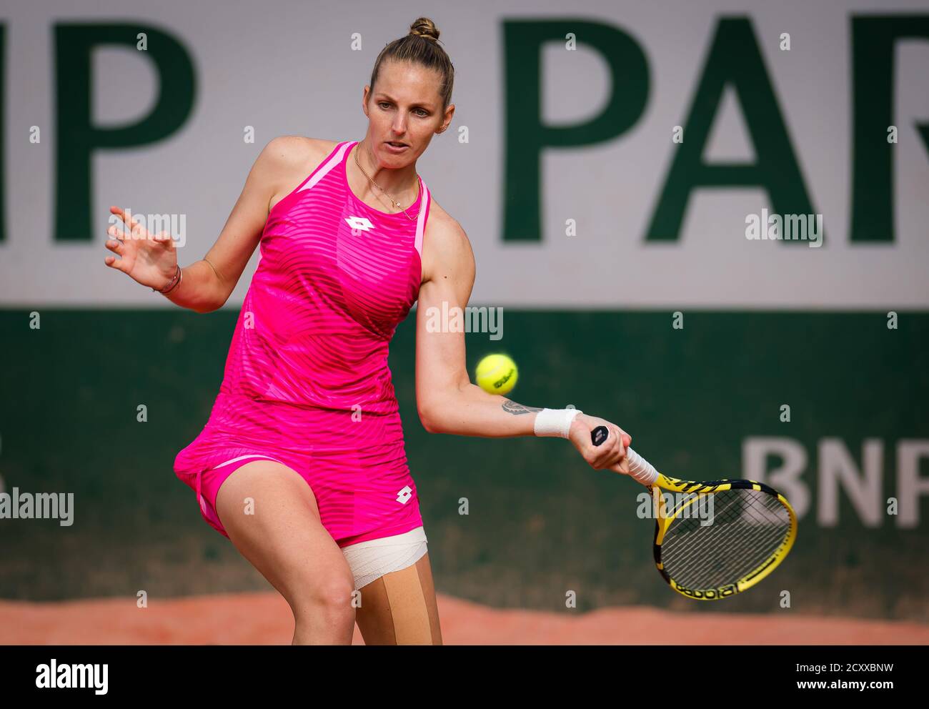 Kristyna Pliskova della Repubblica Ceca ha suonato in doppio con Viktoria Kuzmova al Roland Garros 2020, torneo di tennis Grand Slam, il 30 settembre Foto Stock