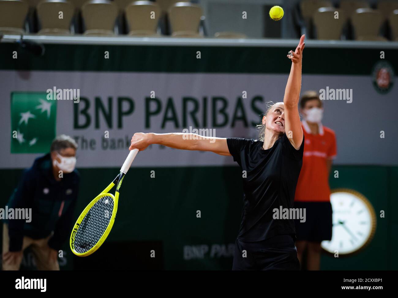 Aliaksandra Sasnovich della Bielorussia in azione contro Caroline Garcia di Francia durante il secondo round al Roland Garros 2020, Grand Slam Tennis tour Foto Stock
