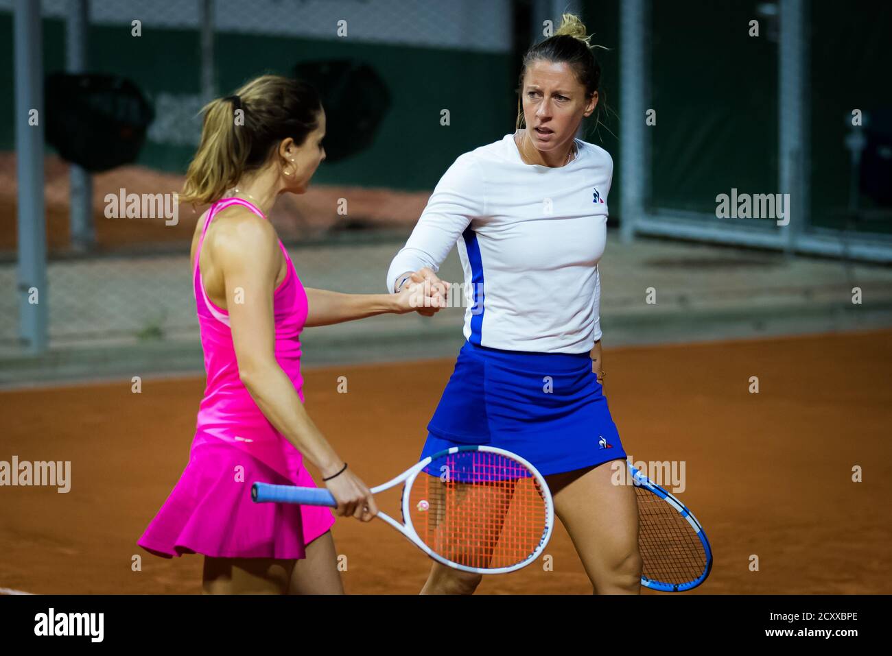 Pauline Parmentier di Francia che ha giocato la sua ultima partita di carriera con Alize Cornet al Roland Garros 2020, torneo di tennis Grand Slam, il 30 settembre, Foto Stock