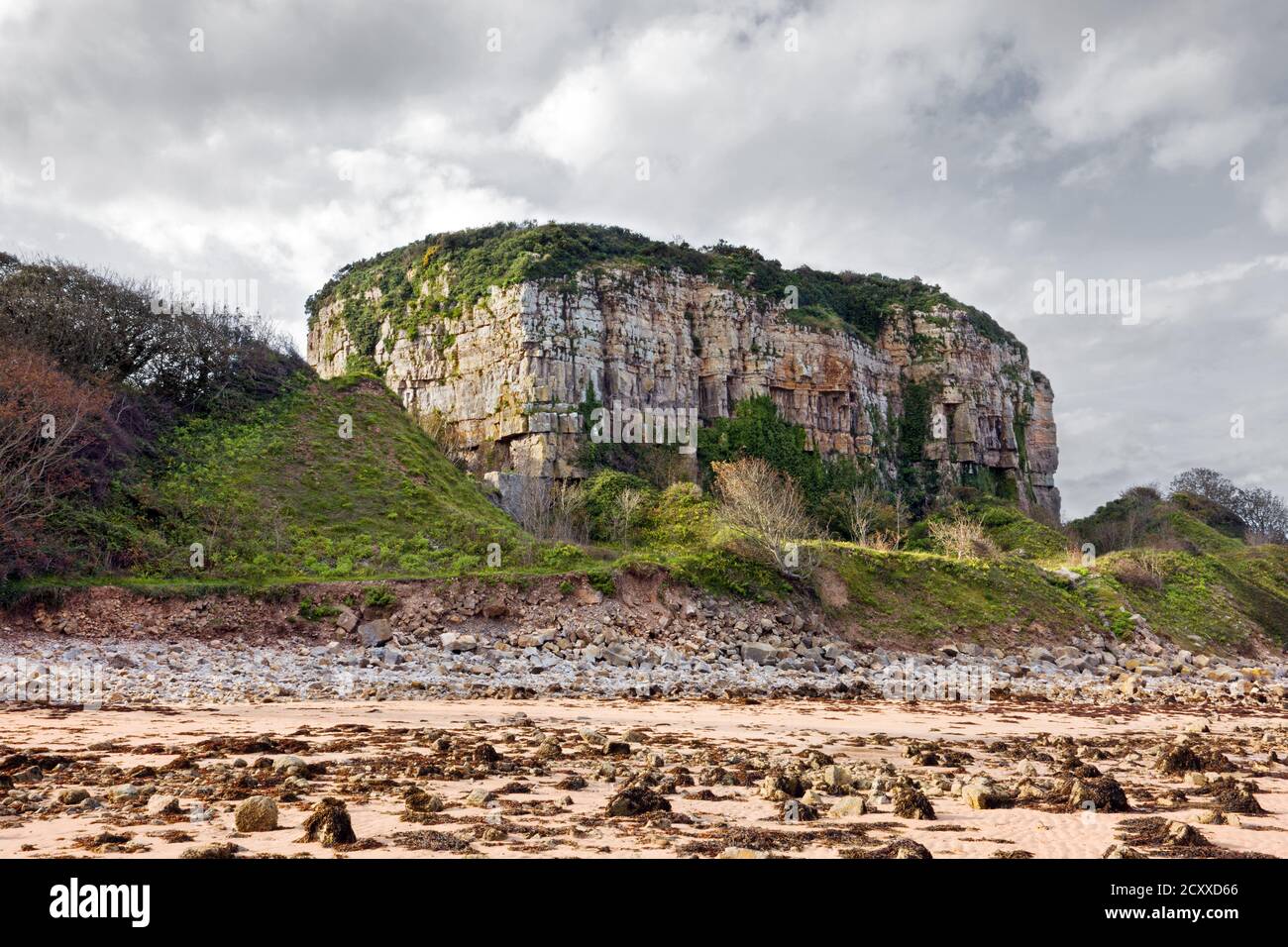 Castle Rock (Castell Mawr in gallese) è una piccola montagna con cima piatta fatta di pietra calcarea sulla riva occidentale della Red Wharf Bay ad Anglesey, Galles. Foto Stock
