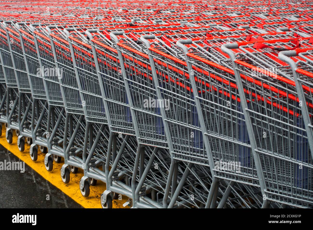 Carrelli per lo shopping nel parcheggio Costco Brooklyn New York Foto Stock