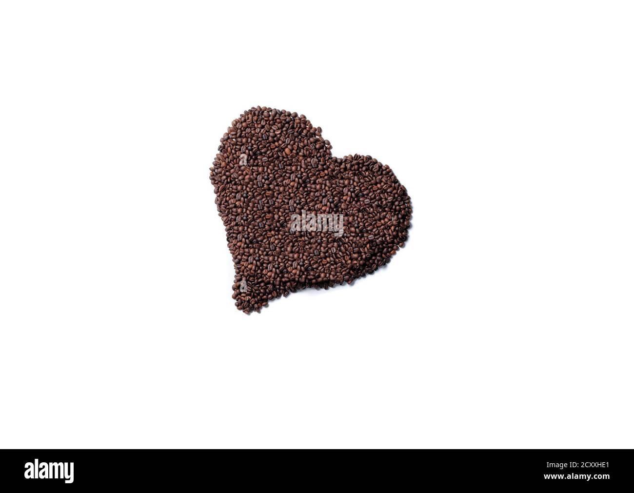 Pure marrone Coffee Beans cuore isolato su fondo bianco vicino up, caffè internazionale giorno Foto Stock