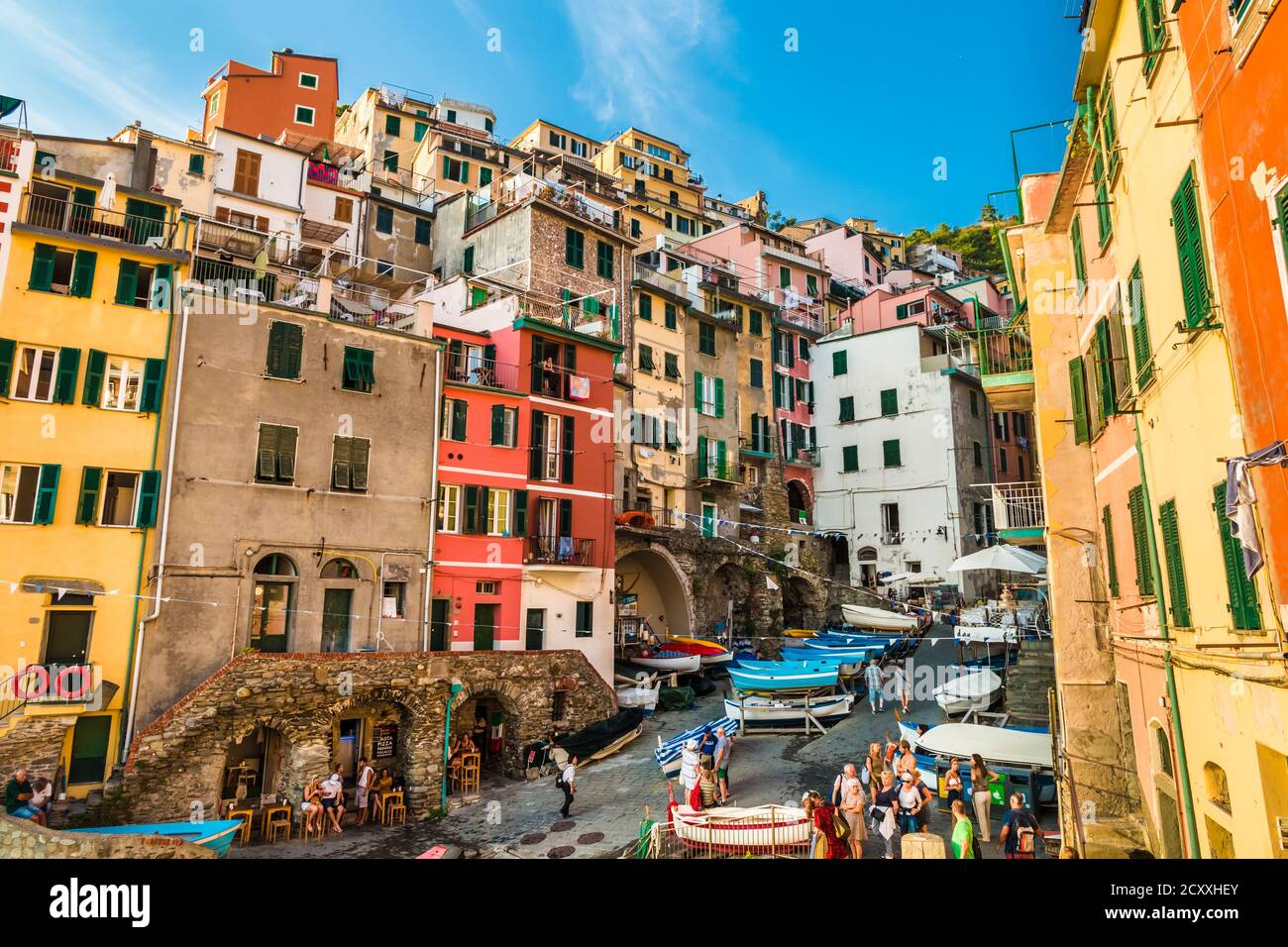 Vista pittoresca sulla famosa strada Via San Giacomo vicino al molo, circondata dalle storiche case a torre colorate costruite su rocce in... Foto Stock