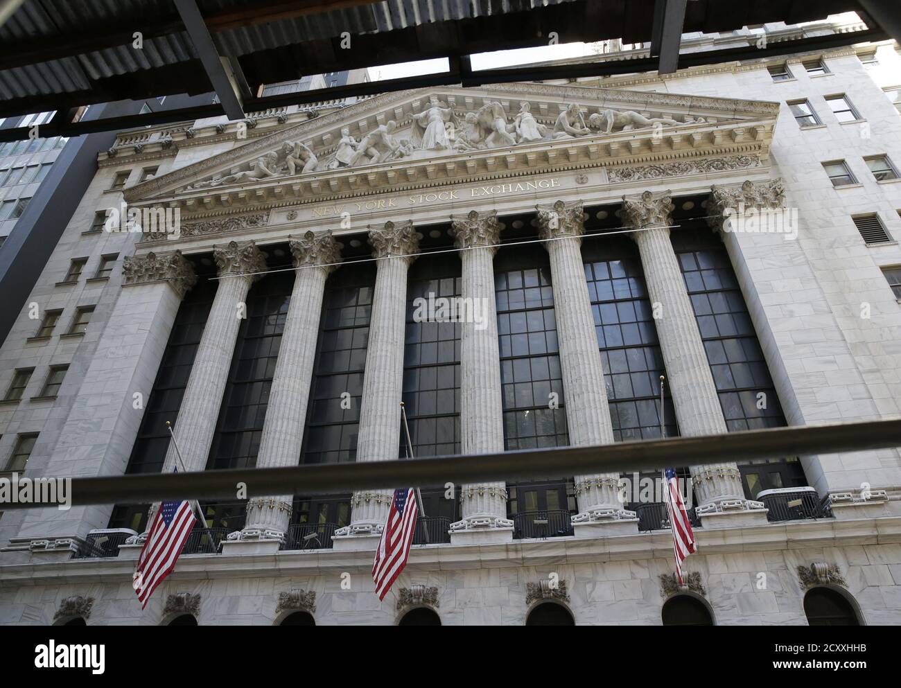 New York, Stati Uniti. 01 Ottobre 2020. Tre bandiere americane appendono fuori alla Borsa di New York dopo la Campana di apertura su Wall Street a New York City giovedì 1 ottobre 2020. La prima volta, i reclami senza lavoro ammontavano a 837,000 la settimana scorsa, con un calo di 36,000 rispetto alla settimana precedente. Foto di John Angelillo/UPI Credit: UPI/Alamy Live News Foto Stock