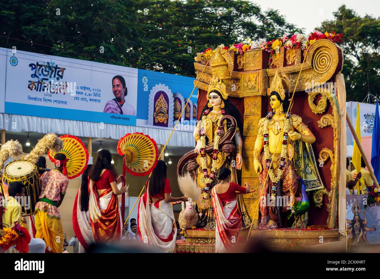 Kolkata, Bengala Occidentale, India, Ottobre 2020: Saraswati e Kartik Puja background. Persone o devoti che celebrano Durga Puja. Indù indiano tradizionale r Foto Stock