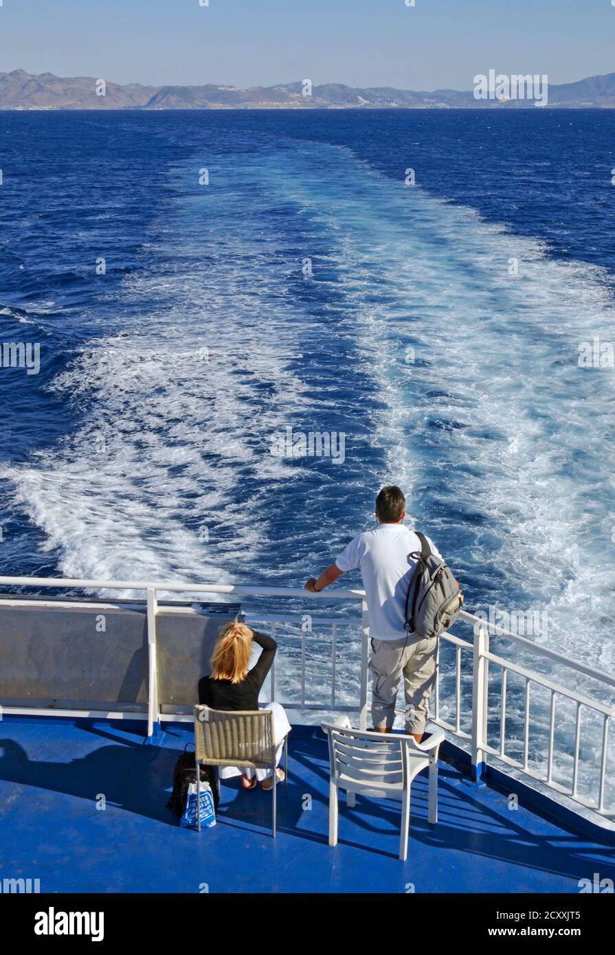 Turisti in traghetto poppa, isole Dodecanesi, Grecia Foto Stock