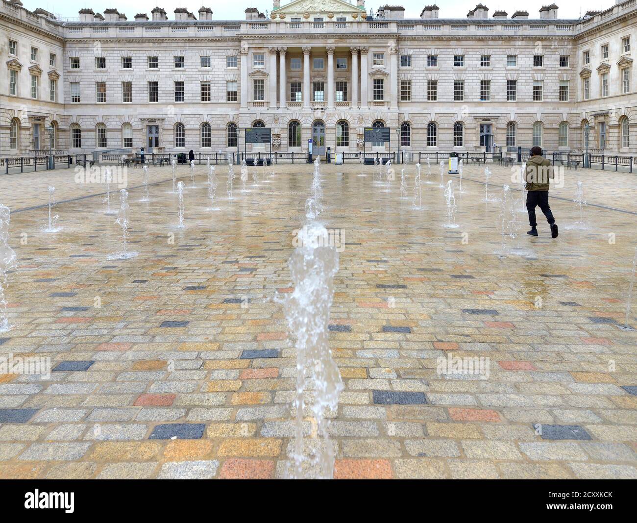 Londra, Inghilterra, Regno Unito. Somerset House (Strand) fontane nel cortile Foto Stock