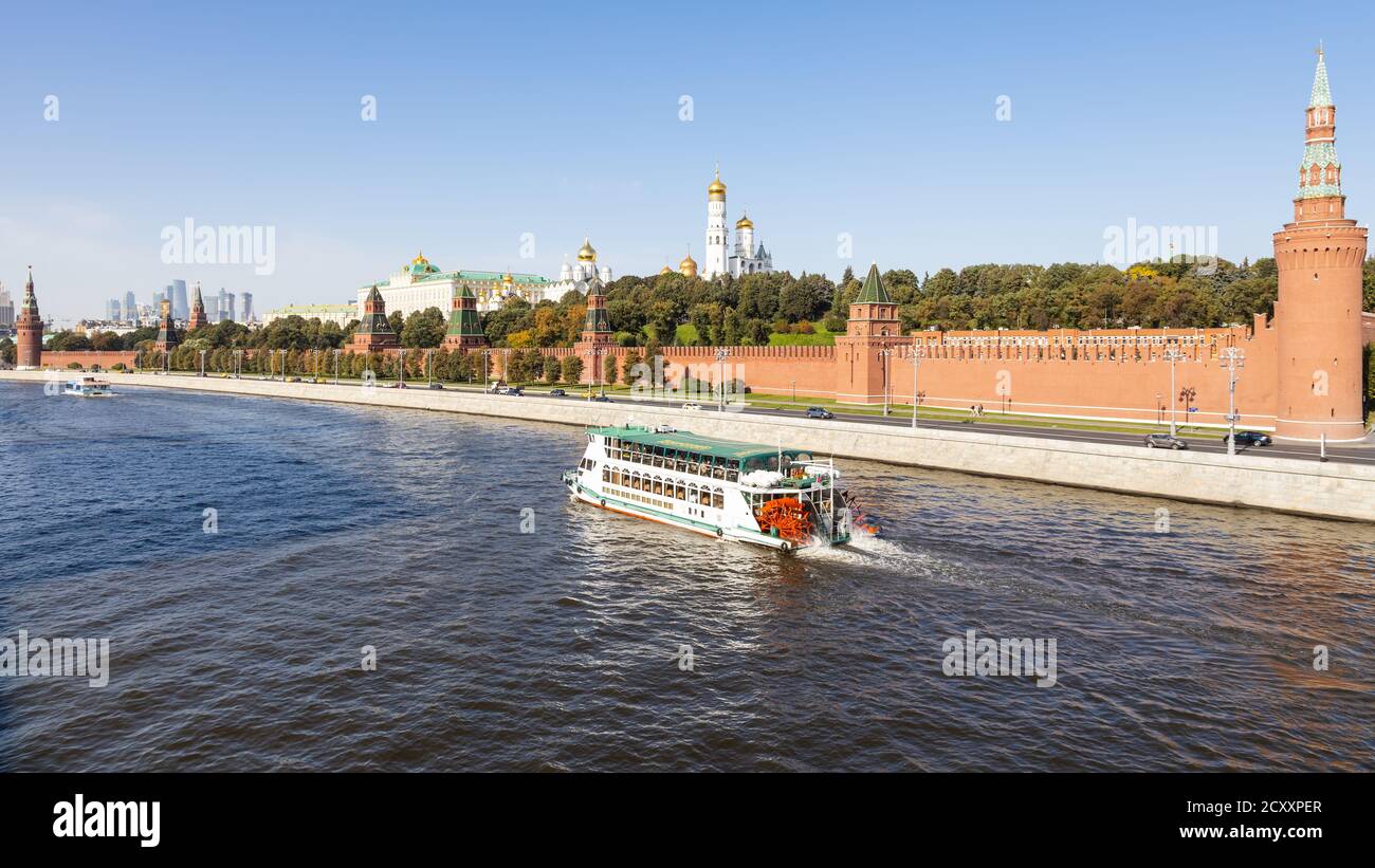 MOSCA, RUSSIA - 27 SETTEMBRE 2020: Vista panoramica del fiume Moskva con escursione in barca vicino alle mura del Cremlino in riva al mare da Bolshoy Moskvoretsky BRI Foto Stock