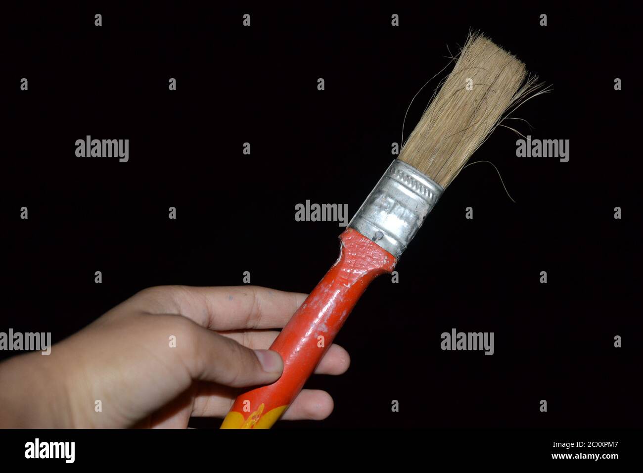 Gesti delle mani diversi. Mani umane con oggetti diversi che li prendono cura e li trasportano. Foto Stock