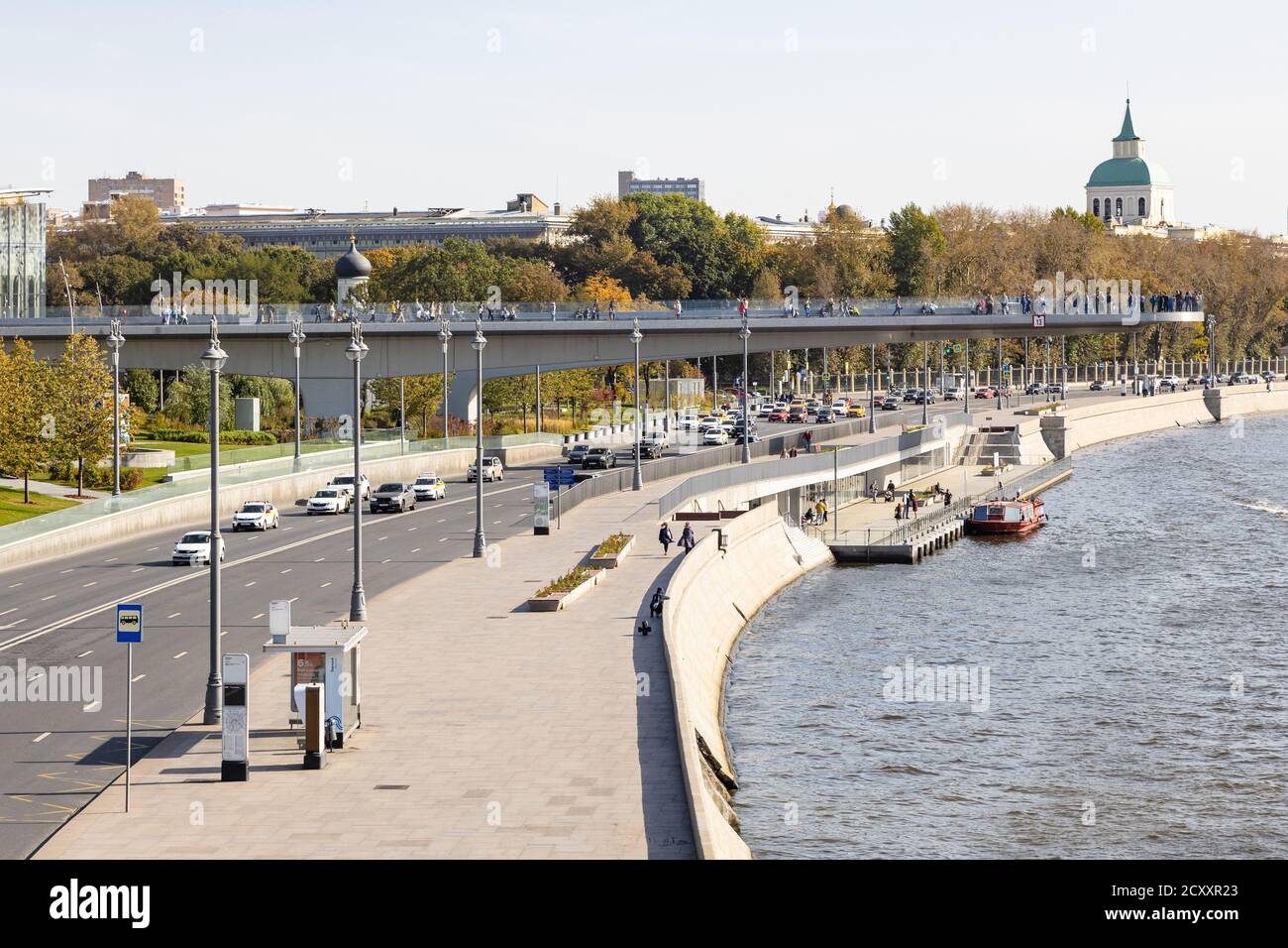 MOSCA, RUSSIA - 27 SETTEMBRE 2020: Vista del Ponte galleggiante del Parco paesaggistico di Zaryadye sopra Moskvoretskaya Embankment del fiume Moskva da Bolsho Foto Stock