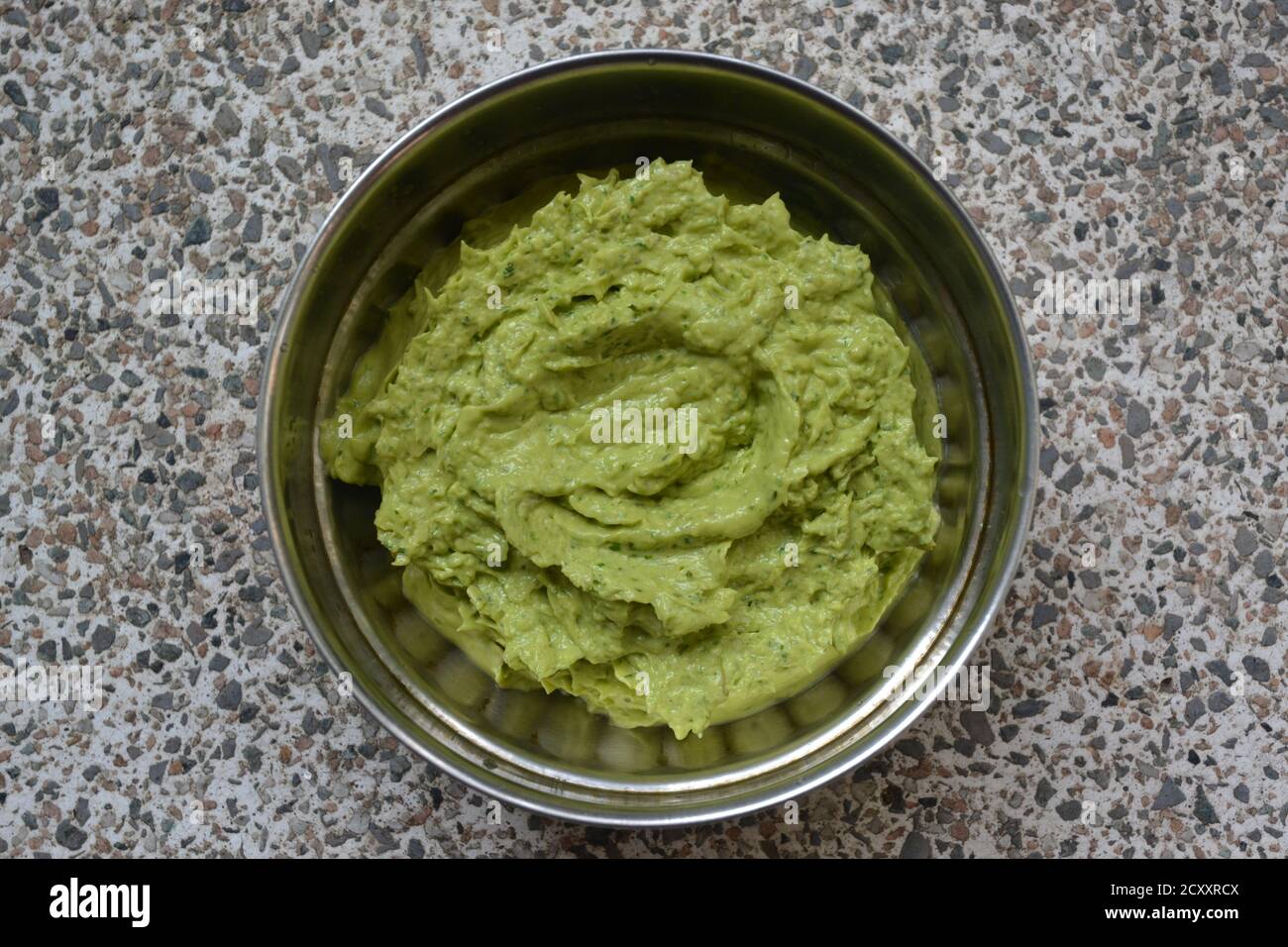 Il guacamole è un bagno, un'insalata o un'immersione a base di avocado sviluppato per la prima volta in Messico. E' usato in moderna cucina messicana. Foto Stock