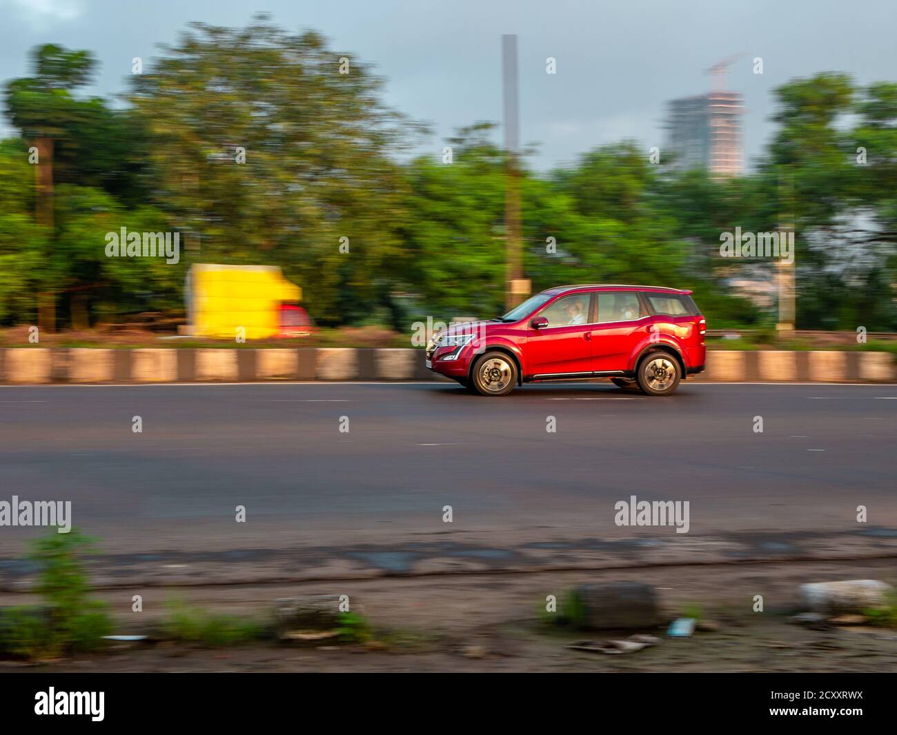 MUMBAI, INDIA - 27 settembre 2020 : Red car Mahindra XUV500 nella strada della città Foto Stock