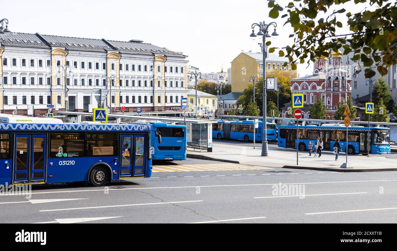 MOSCA, RUSSIA - 27 SETTEMBRE 2020: La gente vicino agli autobus urbani sul terminal degli autobus di Kitay-Gorod in Piazza Slavyanskaya nella città di Mosca il giorno d'autunno Foto Stock