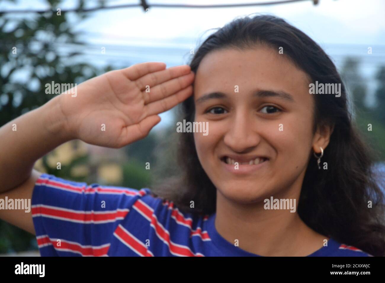 Una ragazza del Sud Asiatico mostra alcuni gesti. Foto Stock