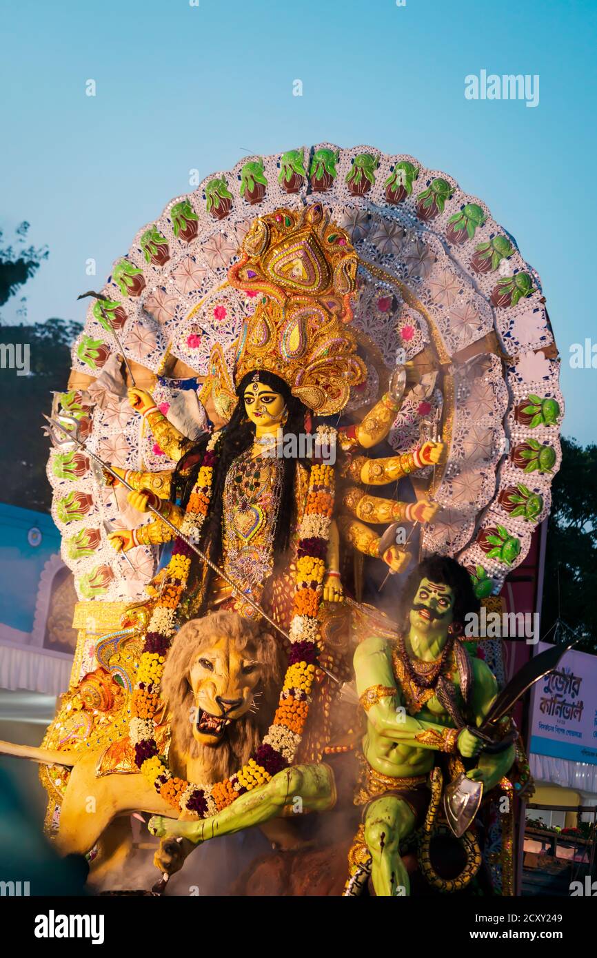 Kolkata, Bengala Occidentale, India, Ottobre, 2019 : Durga Pooja a Calcutta. Dea Durga idol al carnevale puja. Cerimonia indù indù festosa a Foto Stock