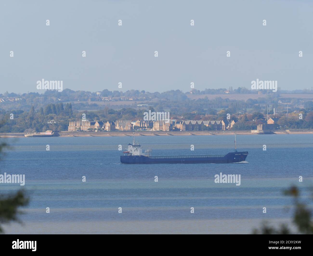 Minster on Sea, Kent, Regno Unito. 1 ottobre 2020. Regno Unito Meteo: Un pomeriggio soleggiato a Minster on Sea, Kent. Una vista insuale delle Red Sands Towers nell'estuario del Tamigi, con l'enorme London Array Windfarm sullo sfondo - che si trova a 30 miglia di distanza - la curvatura della Terra che rende le lame più vicine all'acqua di quanto non siano in realtà. Credit: James Bell/Alamy Live News Foto Stock