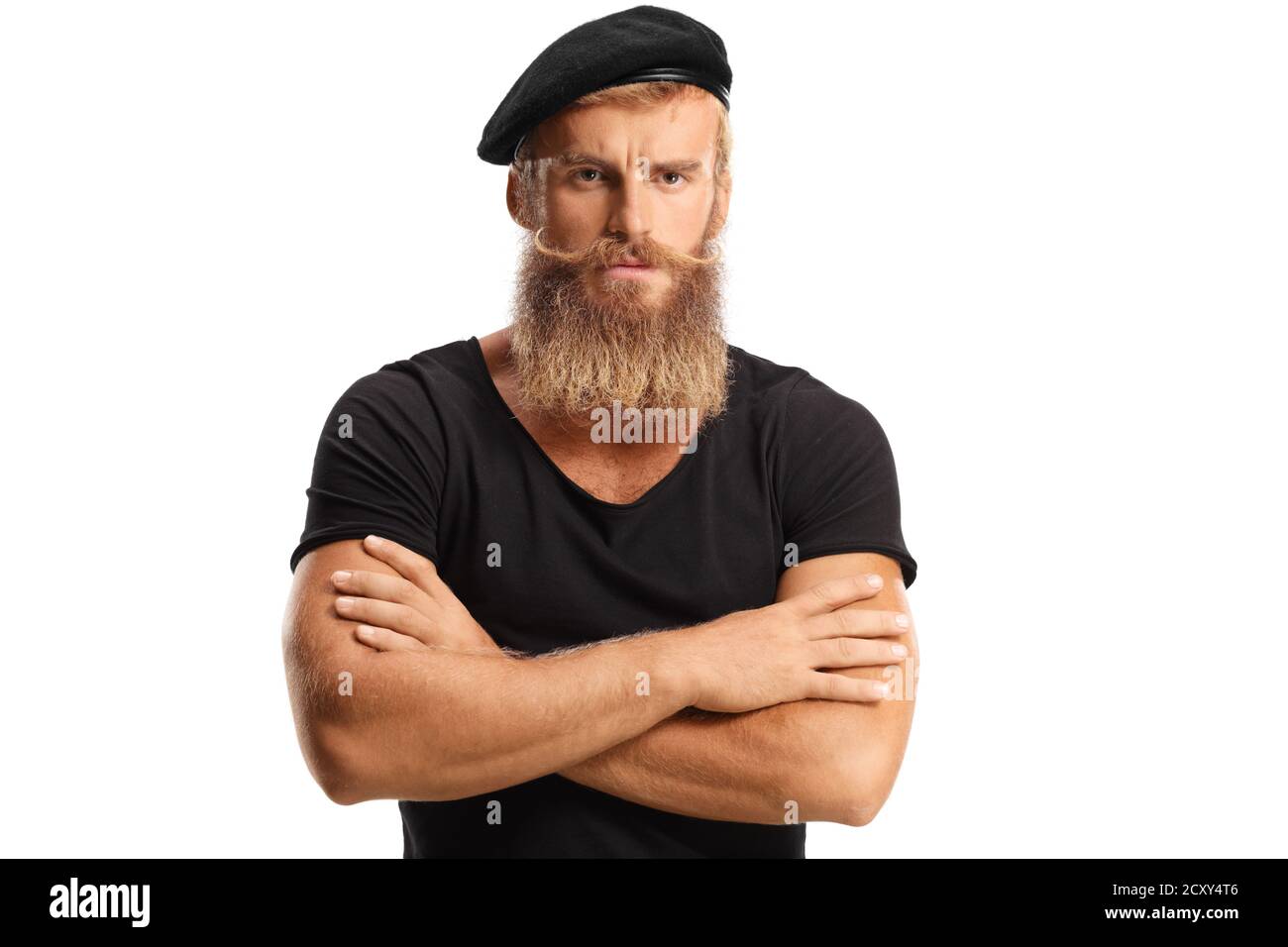 Giovane uomo serio con barba bionda e mosutache che indossano un berretto nero isolato su sfondo bianco Foto Stock