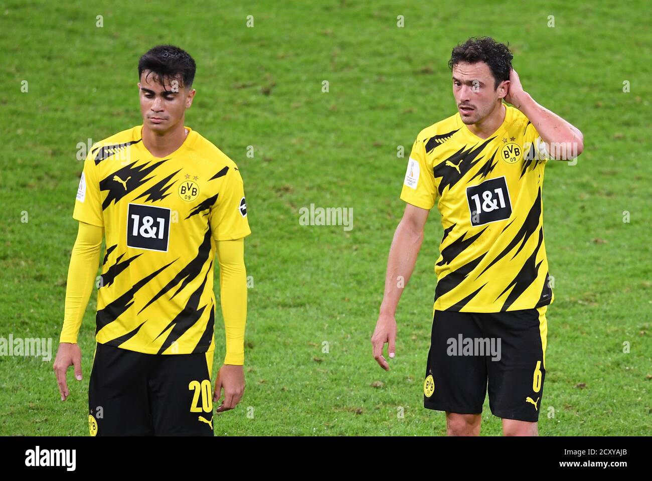 Allianz Arena Monaco di Baviera Germania 30.09.20, calcio: SUPERCOPPA tedesca FINALE 2020/2021, FC Bayern Muenchen (FCB, rosso) vs Borussia Dortmund (BVB, giallo) 3:2 — Jesus Reinier (sinistra) e Thomas Delaney (entrambi BVB) foto: Markus Ulmer/Pressefoto Ulmer/Pool/via Kolvenbach Foto Stock