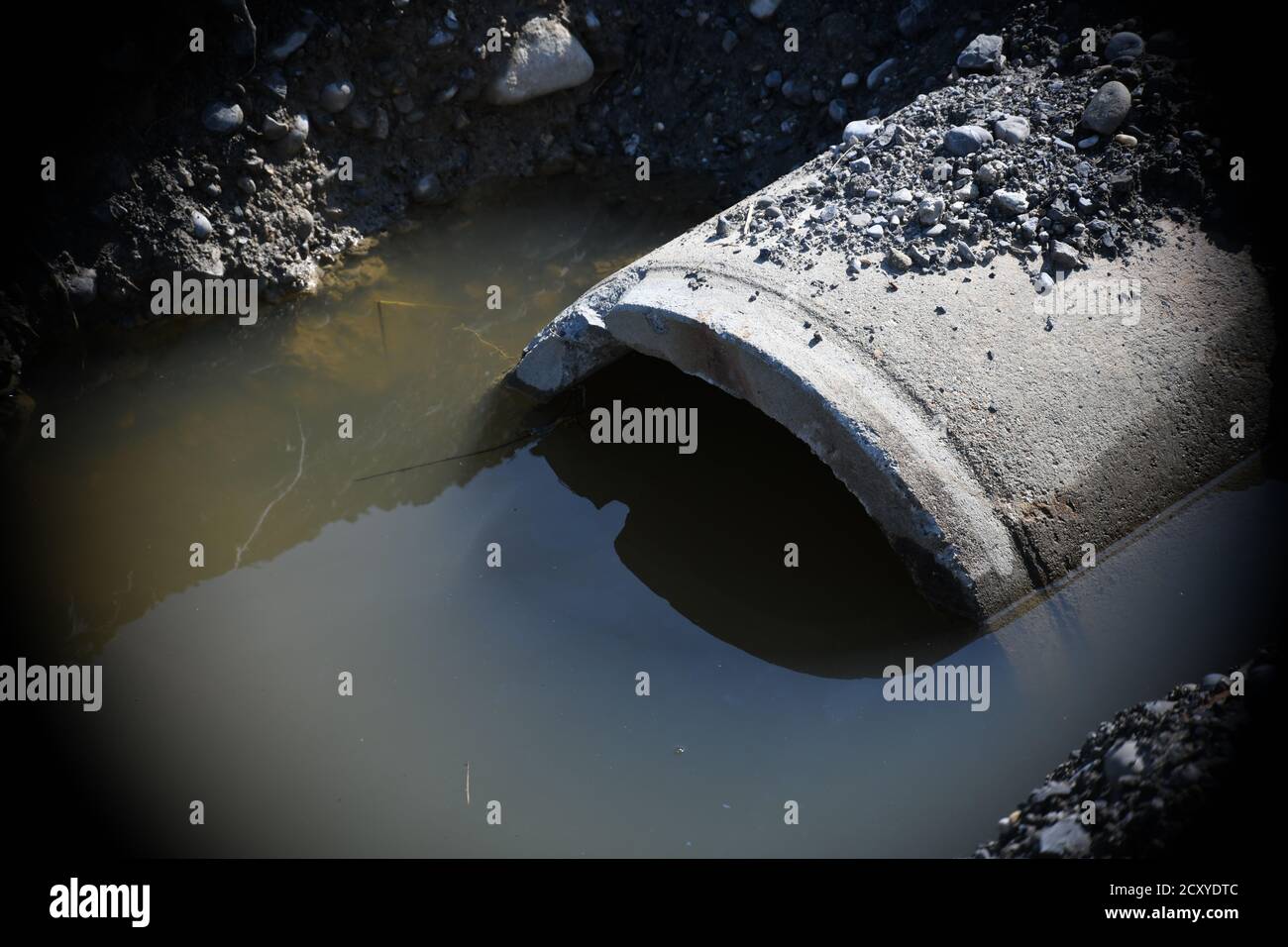 Stehendes Wasser vor Kanalrohr auf einer Baustelle Foto Stock