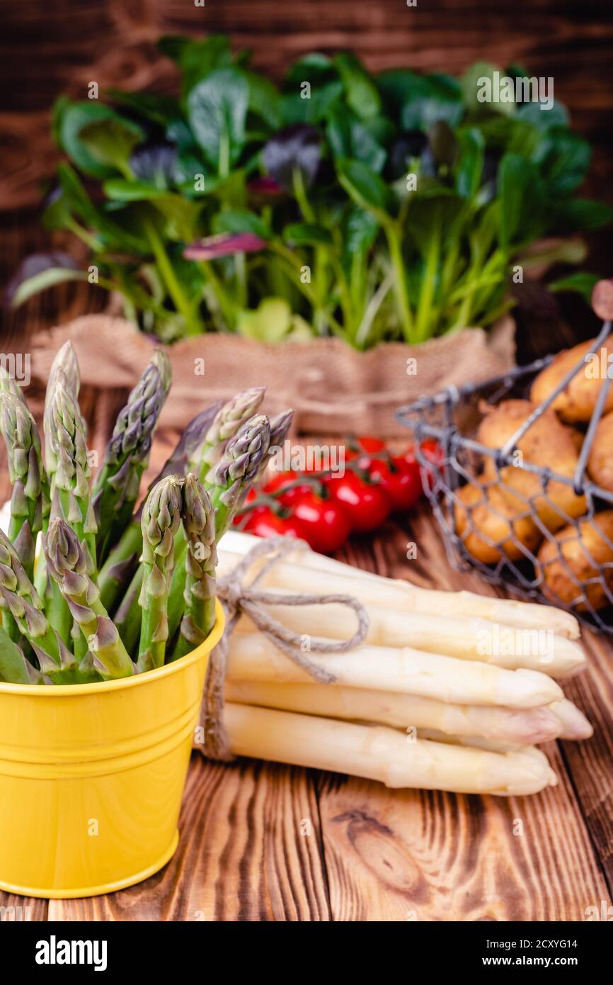 Set di prodotti freschi per alimenti sani su tavolo di legno. Foto Stock