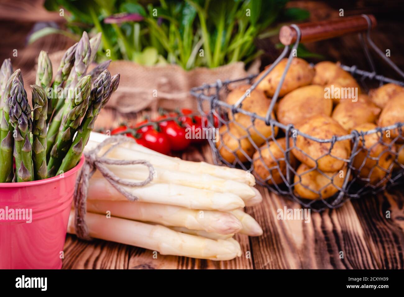 Set di prodotti freschi per alimenti sani su tavolo di legno. Foto Stock