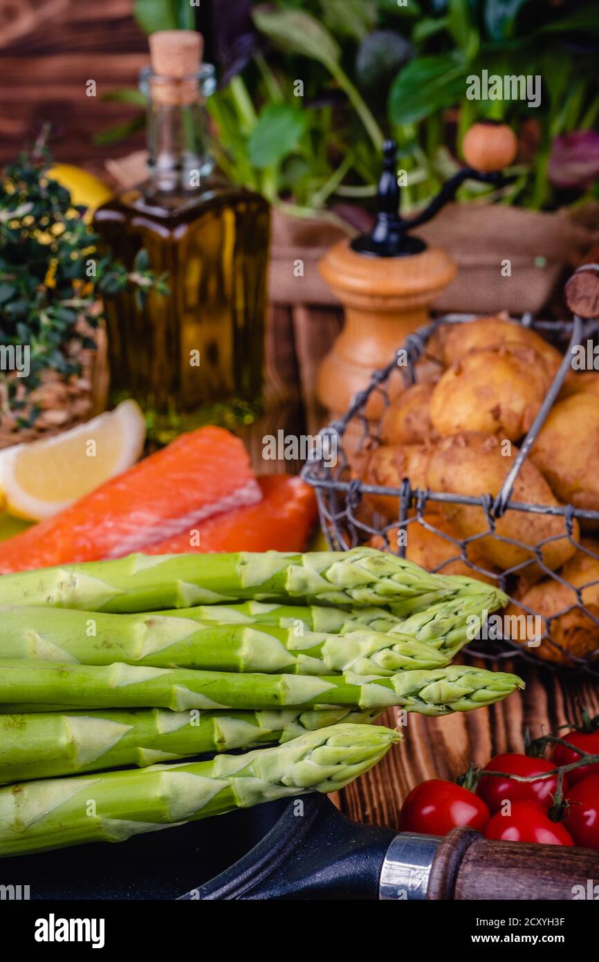 Set di prodotti freschi per alimenti sani su tavolo di legno Foto Stock