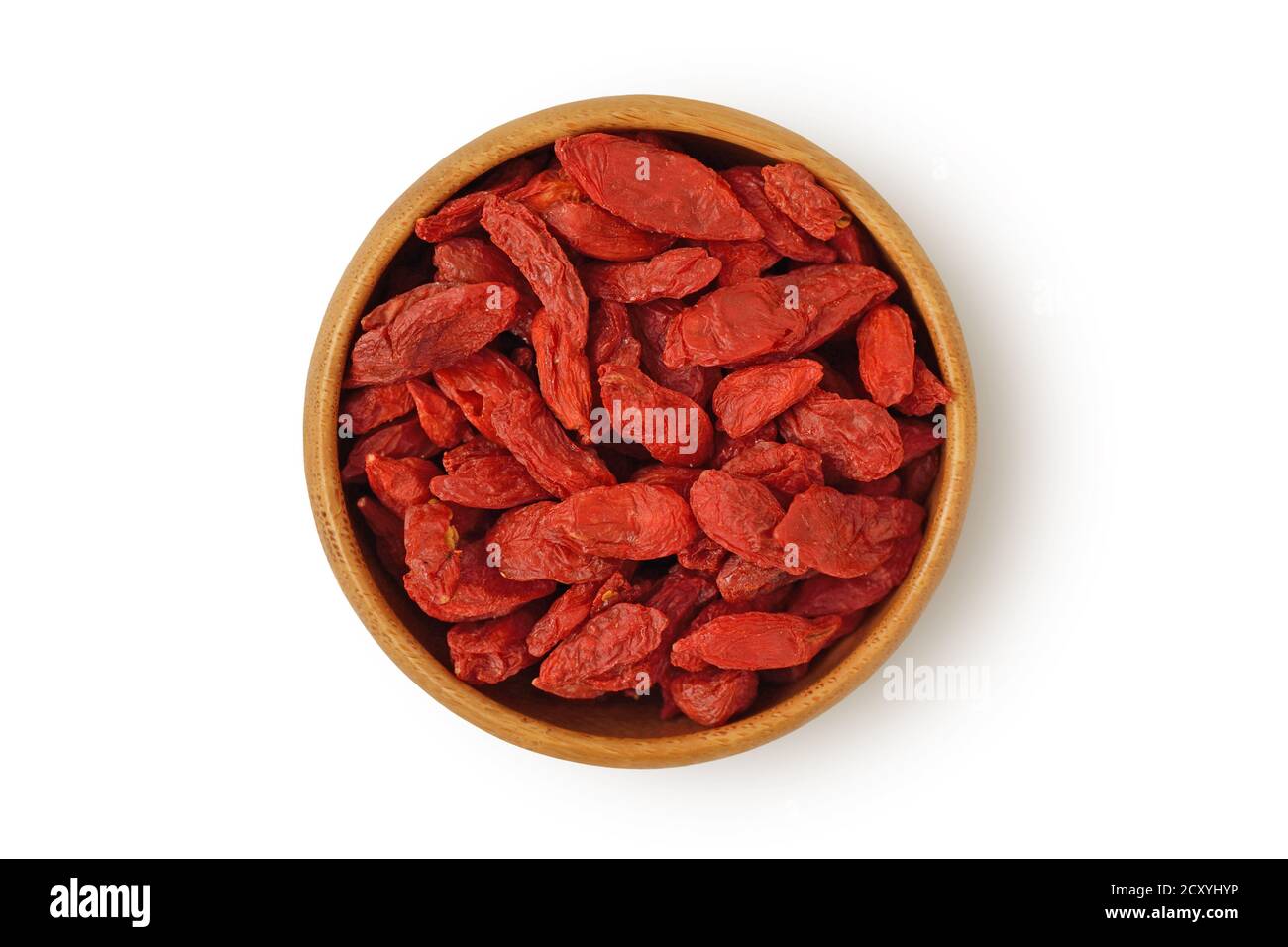 Bacche di goji essiccate in ciotola di legno su sfondo bianco Foto Stock