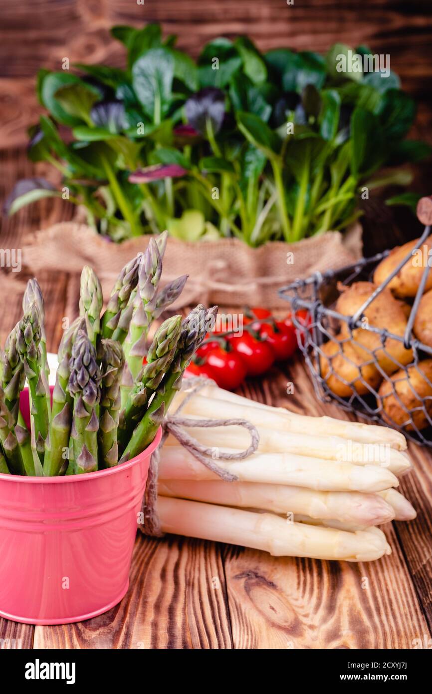 Set di prodotti freschi per alimenti sani su tavolo di legno. Foto Stock