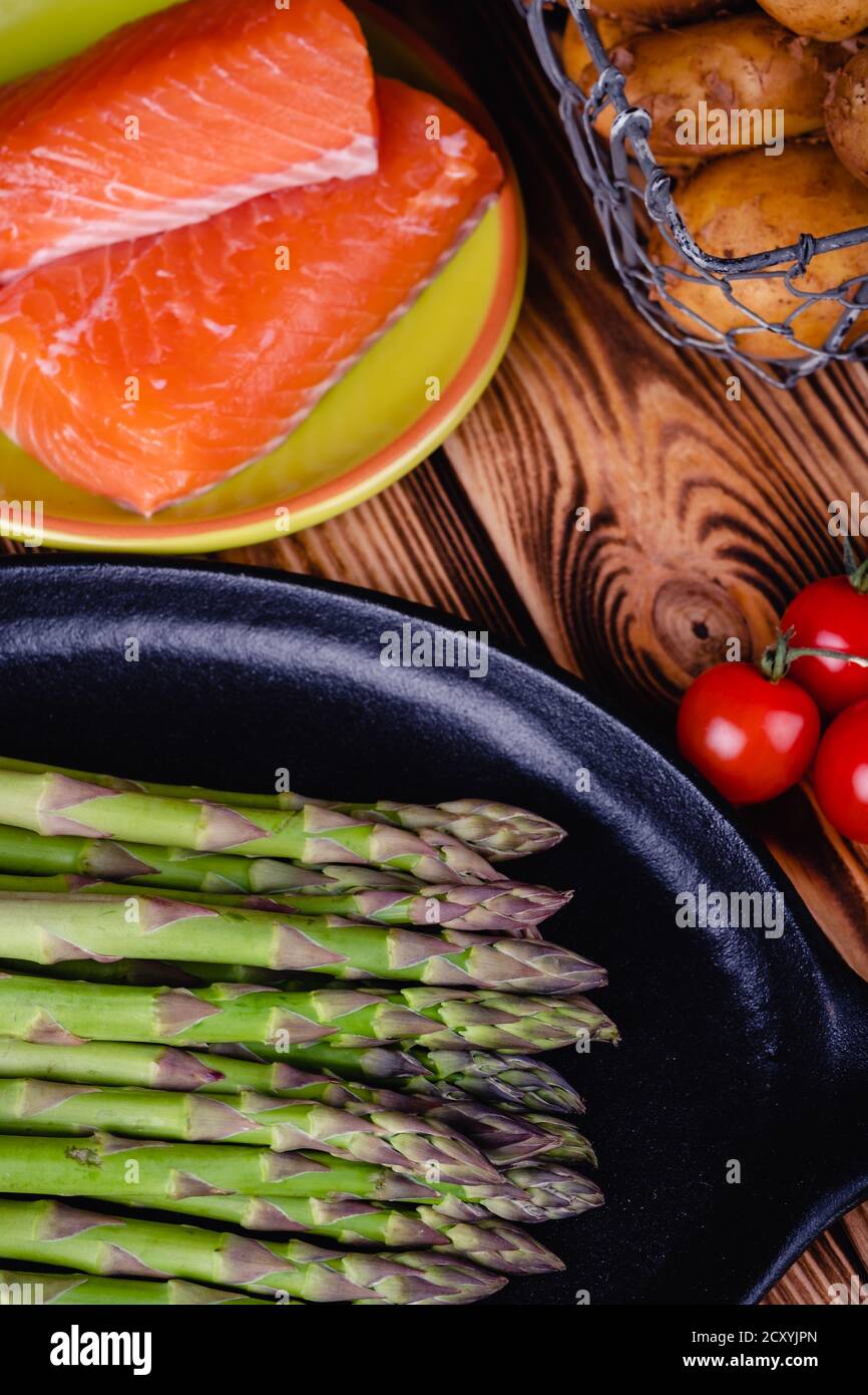 Set di prodotti freschi per alimenti sani su tavolo di legno Foto Stock