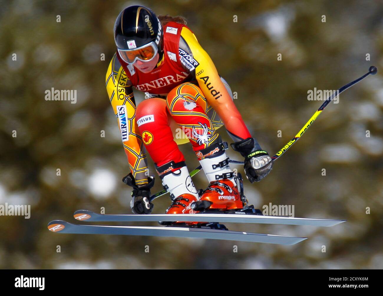 Sarah Freeman del Canada prende l'aria durante l'addestramento per la corsa di sci alpino di discesa della Coppa del mondo delle donne nel lago Louise, Alberta 30 novembre 2011. REUTERS/Mike Blake (CANADA - TAG: SCI DI SPORT) Foto Stock