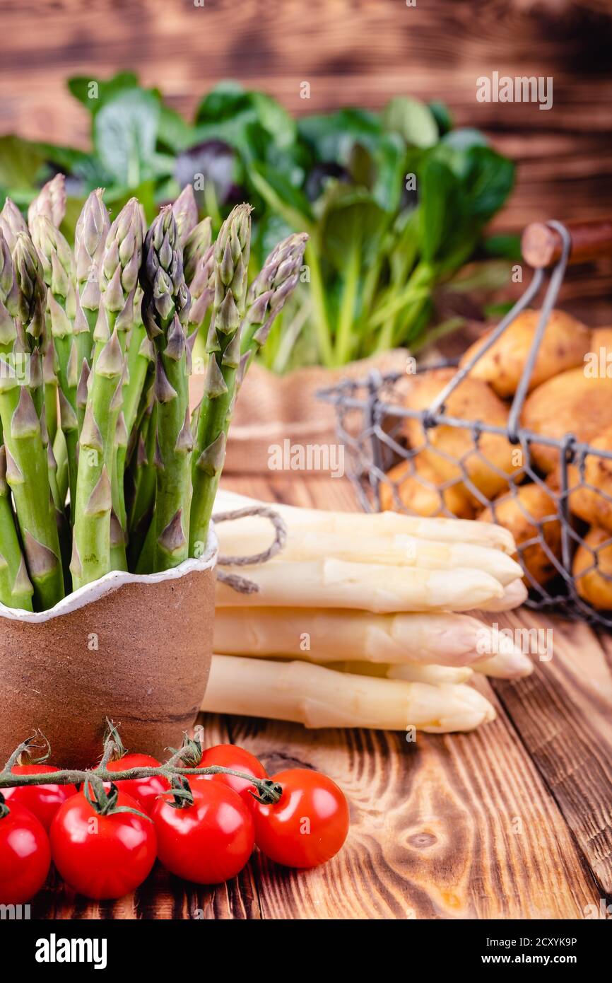 Set di prodotti freschi per alimenti sani su tavolo di legno. Foto Stock