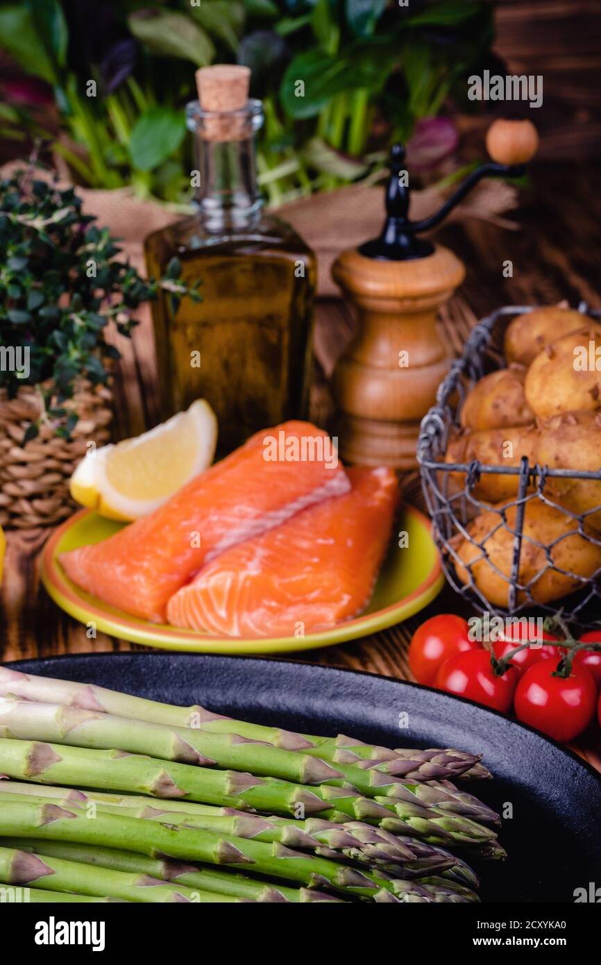 Set di prodotti freschi per alimenti sani su tavolo di legno Foto Stock