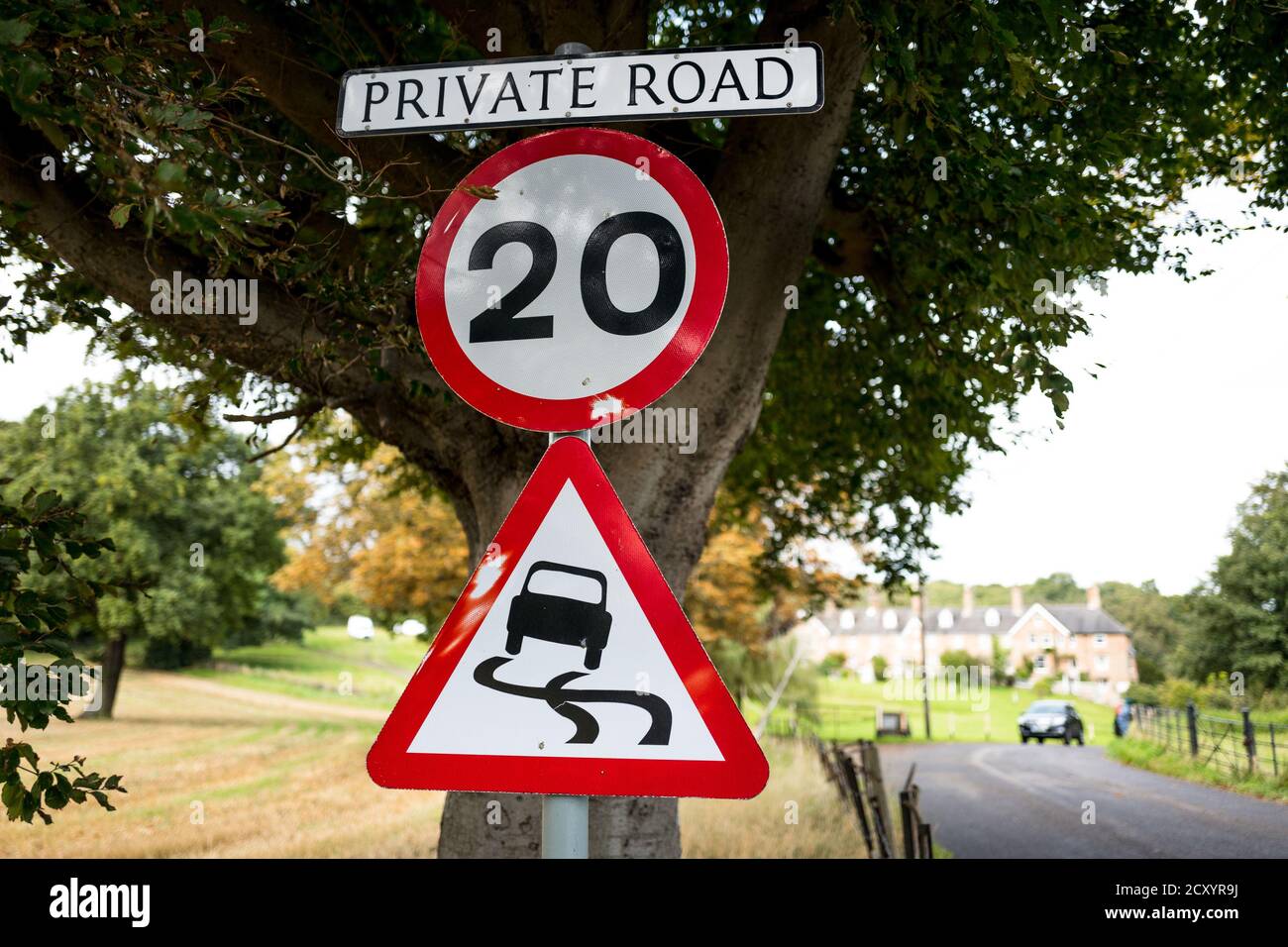 Strada privata con limite di velocità di 20 m.p.h. attenzione a superfici scivolose. Foto Stock