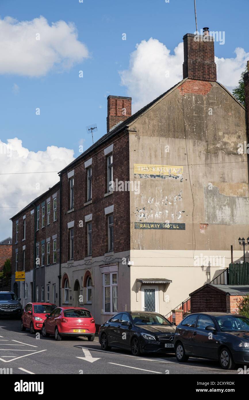 Questa casa ad Ashbourne era l'ex Railway Hotel, come si può vedere dalle 'ghost signs' sul muro, Station Street, Ashbourne, Derbyshire Foto Stock