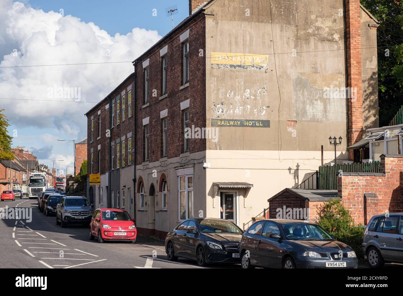 Questa casa ad Ashbourne era l'ex Railway Hotel, come si può vedere dalle 'ghost signs' sul muro, Station Street, Ashbourne, Derbyshire Foto Stock