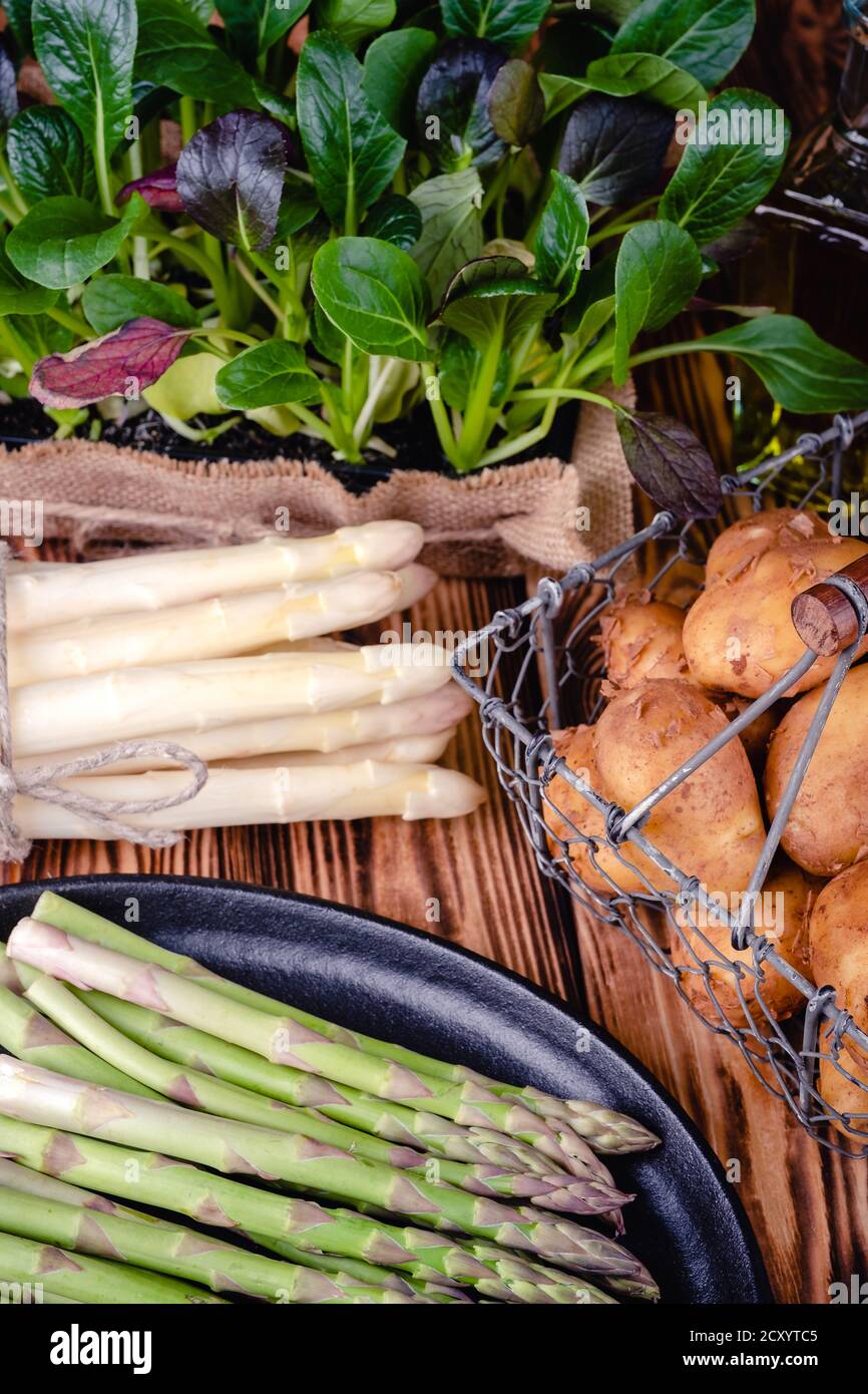Set di prodotti freschi per alimenti sani su tavolo di legno. Foto Stock