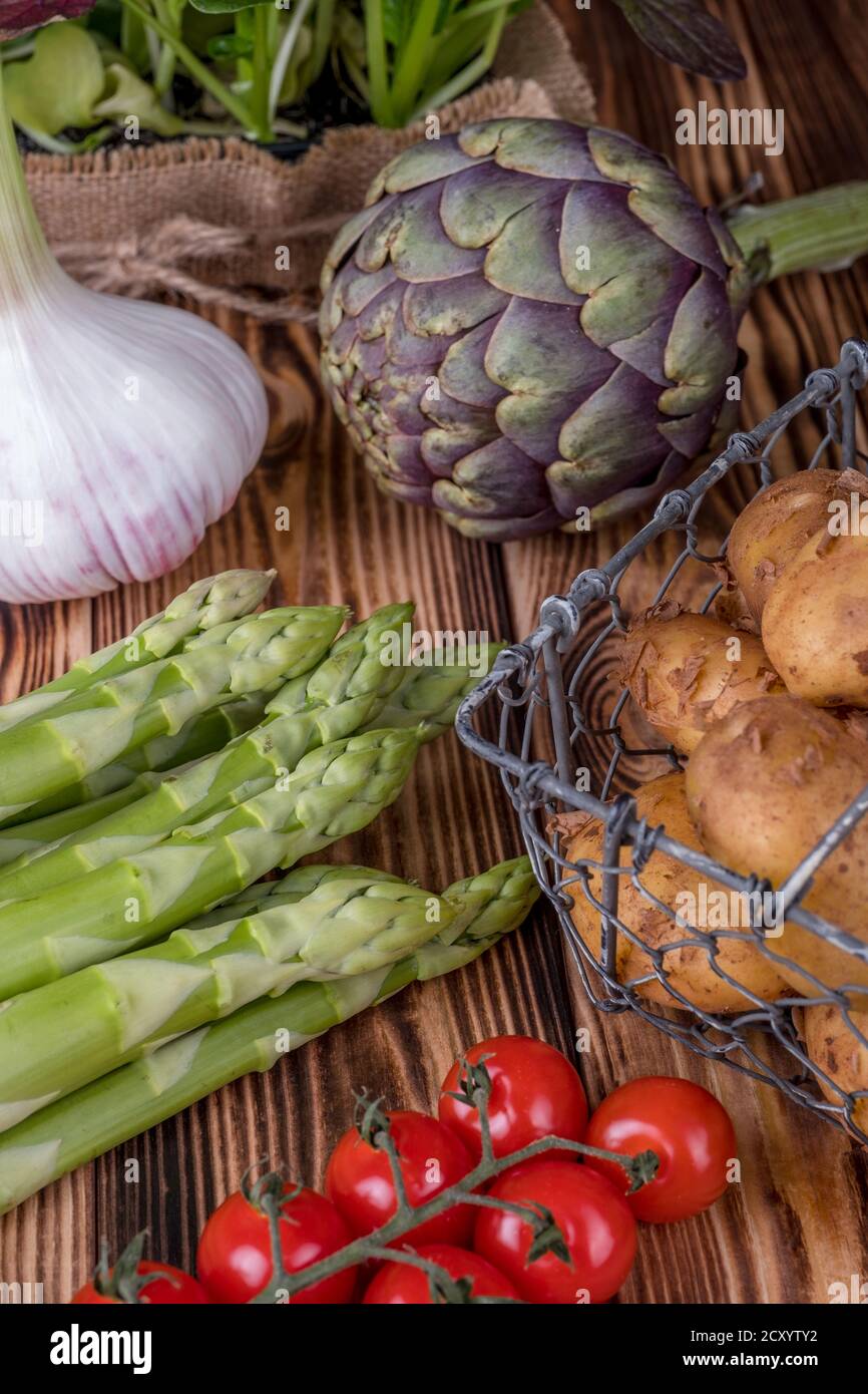 Set di prodotti freschi per alimenti sani su tavolo di legno. Foto Stock