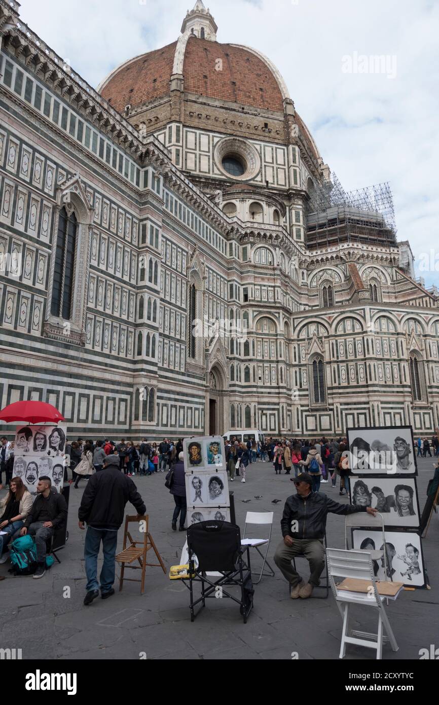 Firenze - 23 aprile 2017 - gli artisti di strada disegnano ritratti per turisti in piazza Duomo Foto Stock