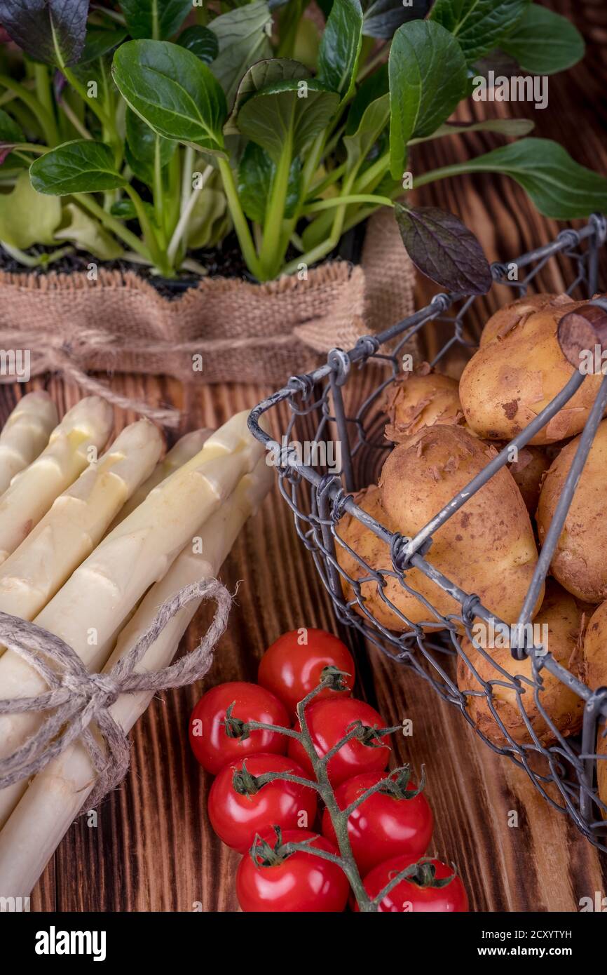 Set di prodotti freschi per alimenti sani su tavolo di legno. Foto Stock